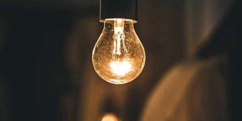 Nova lei tem martelo batido, milhares terão INSENÇÃO total da conta de LUZ e você pode ser um deles se fizer isso
