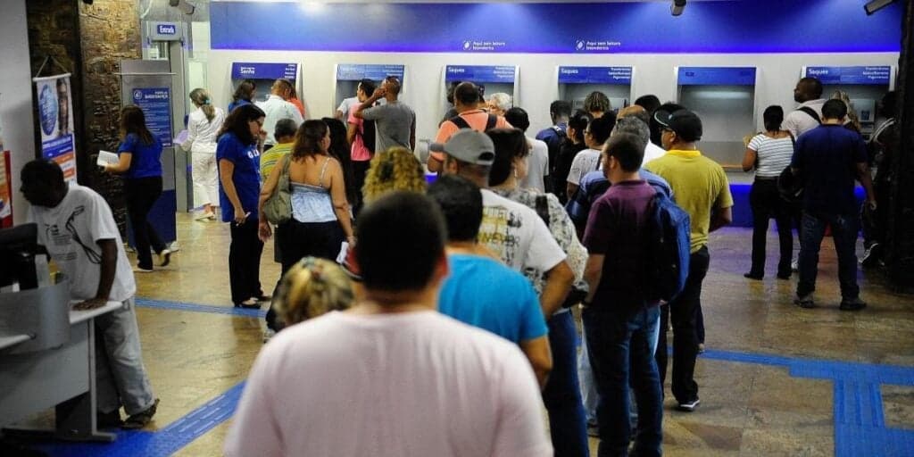 Nova lei é APROVADA, força mudança drástica em todos os BANCOS e cai como presente aos trabalhadores
