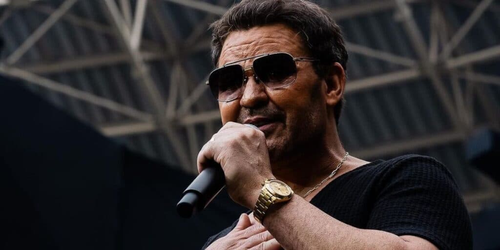 Eduardo Costa se apresenta no Villa Country