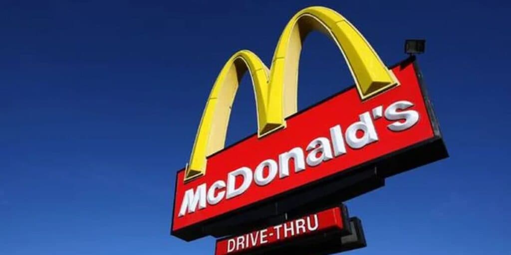 O estouro dos cofres do Mcdonald's para tomar o maior trunfo de rival e a vingança do concorrente hoje