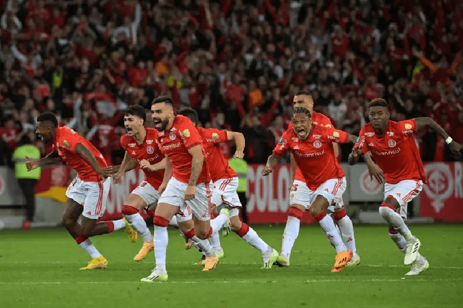 Jogadores do Internacional comemorando a vitória para as quartas de final da Libertadores (Foto: Reprodução/ Internet)
