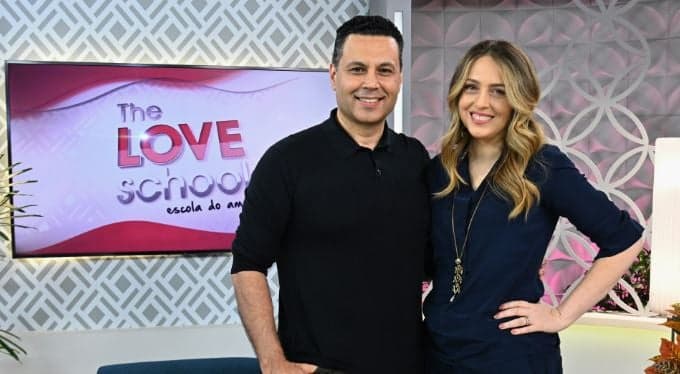 "As vantagens inesperadas de casar cedo" é o tema do programa The Love School deste sábado
