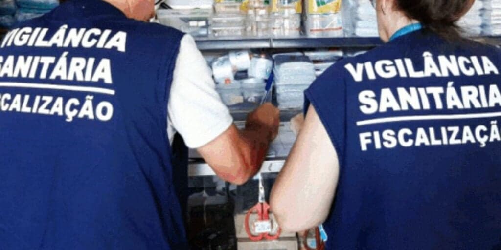 Insetos, gordura e lixo: Vigilância Sanitária desmascara famoso restaurante e lacra tudo às pressas