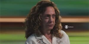 Agatha (Eliane Giardini) em Terra e Paixão (Foto: Reprodução / Globo / Montagem TV Foco)