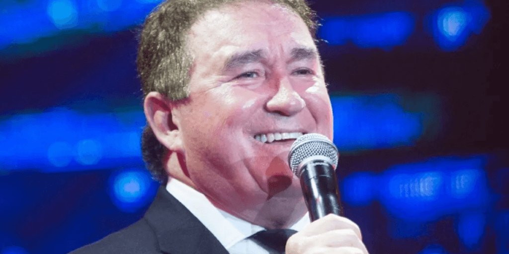 Discreto, Amado Batista não esconde mais e assume romance com pessoa 50 anos mais jovem