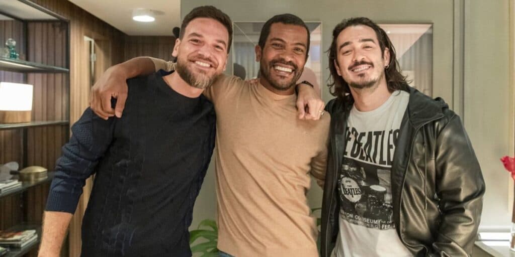 Após surgir beijando outro ator da Globo, galã da novela ‘Vai Na Fé’ tem foto pelado exposta: “Flagras”