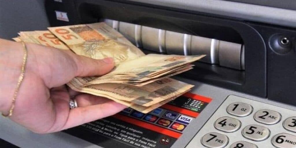 Anúncio aos domingos da Globo, afundado em dívidas e falência: O triste dia e fim de banco tradicional