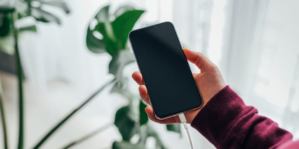 PERIGO, pessoas estão morrendo: Você PRECISA deixar de carregar o celular desta maneira para salvar sua vida