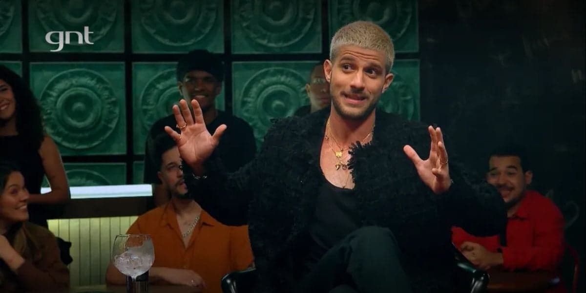 Chay Suede nos estúdios do 'Que História É Essa, Porchat?' (Reprodução: GNT)
