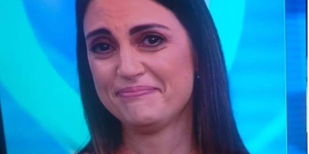 Chris Flores desmorona com o que é obrigada a ler, ao vivo no SBT, e Brasil fica com coração na garganta