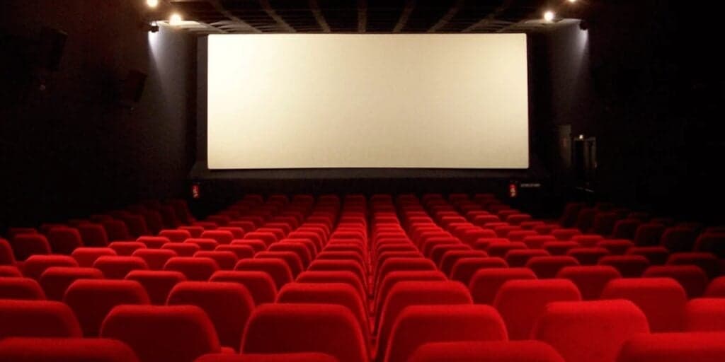 Encerramento de atividades: O fechamento de unidade de cinema de rede FAMOSA em shopping e comunicado