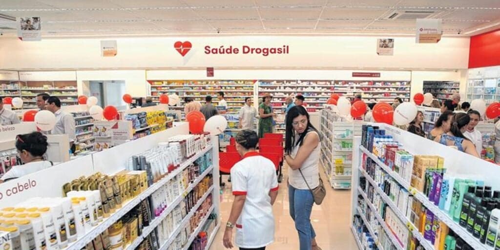 Faturamento de R$15 bilhões: O estouro de cofres da Drogasil para comprar concorrente gigante e tocar terror