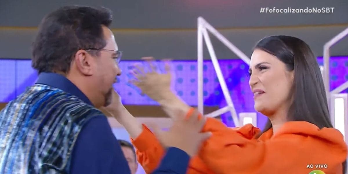 Chris Flores ficou muito contente com a presença de Geraldo Luís em seu programa (Reprodução: SBT)