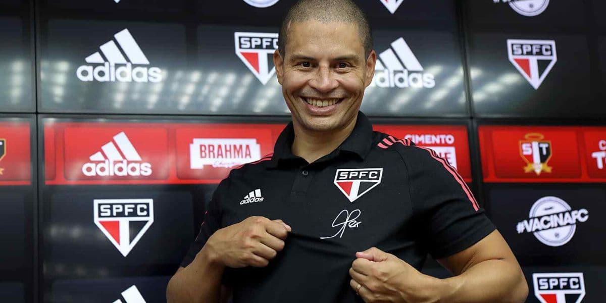 Alex, quando era treinador do juvenil do São Paulo - (Foto: Internet) Alex, quando era treinador do juvenil do São Paulo - (Foto: Internet)