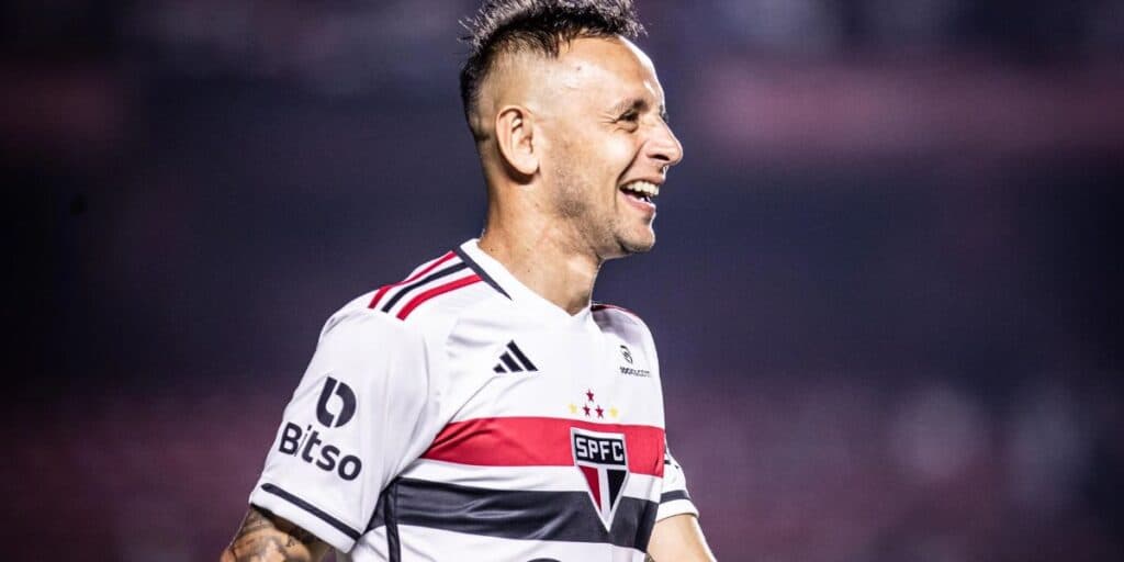 Deu a vida, está confirmado e conseguiu:  São Paulo prepara 1ª contratação de 2024 com 'mãozinha' de Rafinha