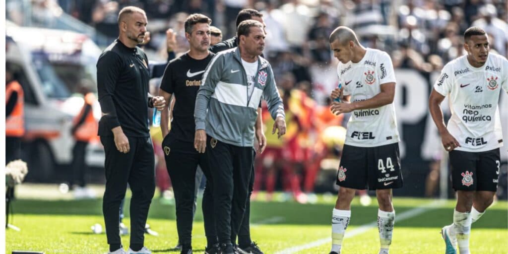Queridinho de Luxa: Europeus crescem os olhos e Moscardo pode estar com os dias contados no Corinthians