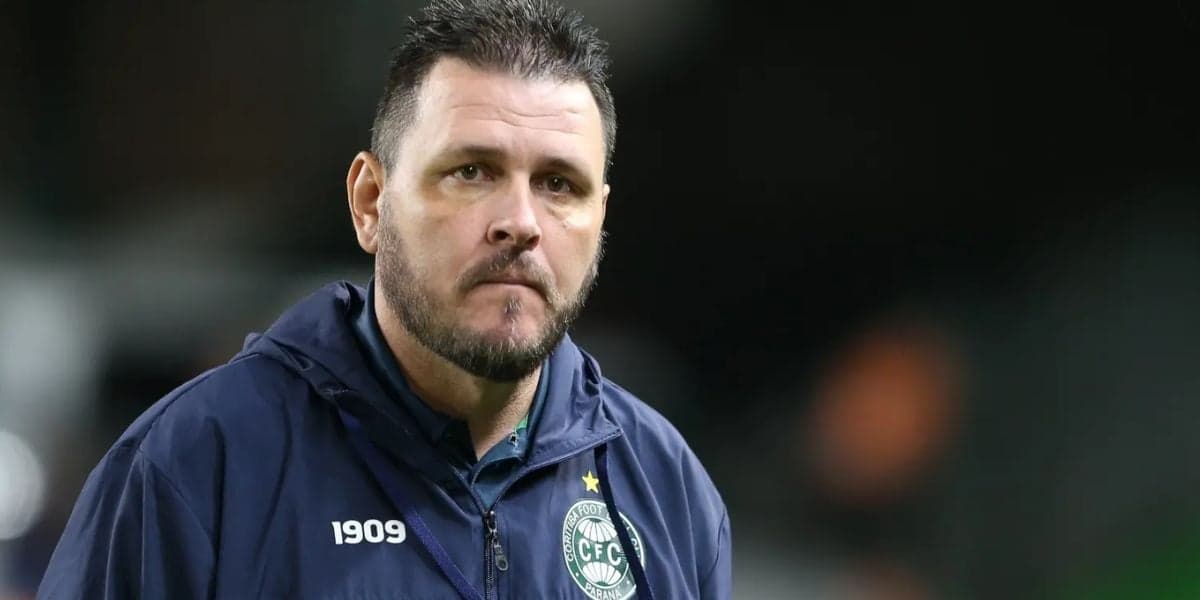 "Informo o meu desligamento no dia de hoje": Nome de peso é demitido do Corinthians 4 dias após Mano cair - (Foto: Reprodução / Internet)