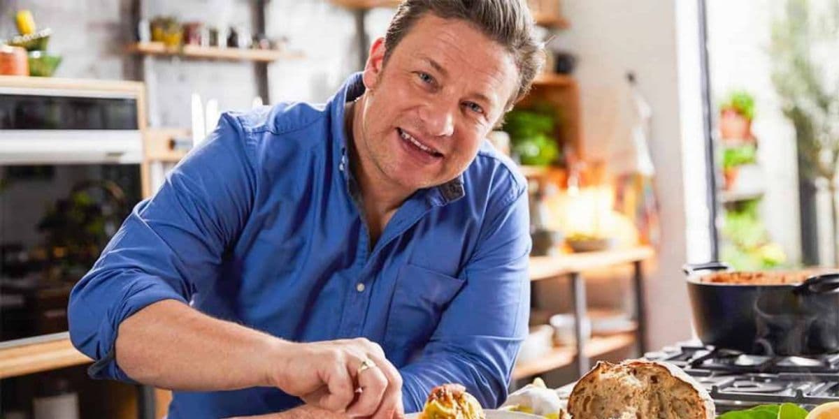 Jamie Oliver é um famoso chef de cozinha inglês e apresentador de programas de televisão (Reprodução: Internet) Jamie Oliver é um famoso chef de cozinha inglês e apresentador de programas de televisão (Reprodução: Internet)
