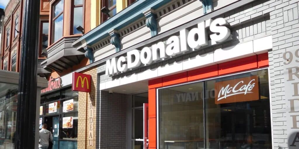 Falha grave: McDonald's é condenado por erro e é obrigado a abrir os cofres para pagar cliente