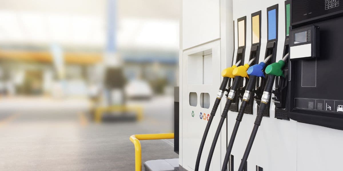 Os postos de gasolina já ajustaram o valor após o reajuste da Petrobras (Reprodução: Internet)