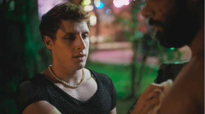 Terra e Paixão - Após arrancar a roupa de Ramiro, Kelvin explode de tesão e perde o chão com dote do amado