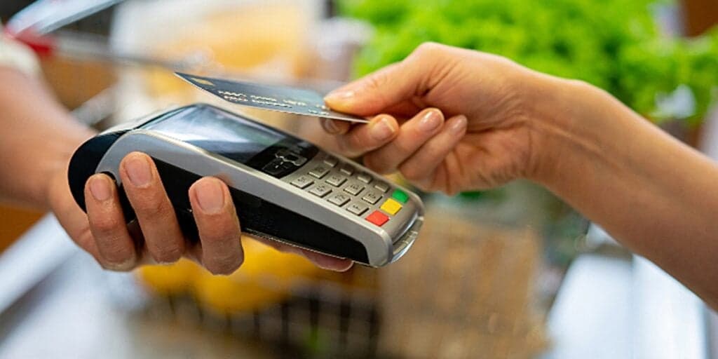 Péssima notícia para quem usa vale-refeição: Nova decisão coloca FIM do uso em qualquer maquininha agora