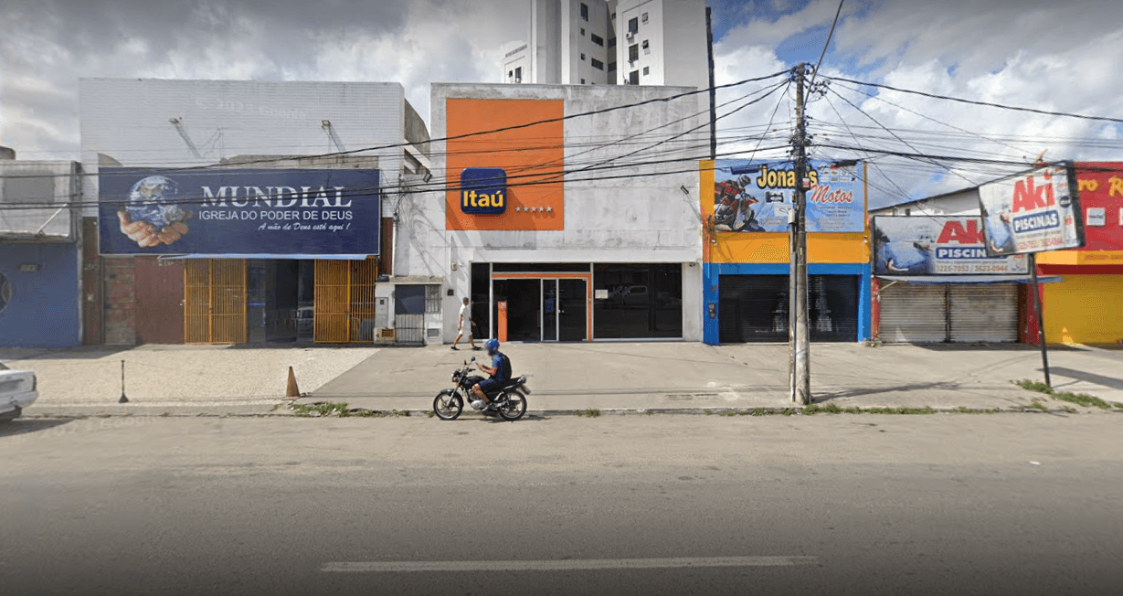 Agência do Itaú, localizada na Avenida Presidente Dutra, Feira de Santana, na Bahia (Foto Reprodução/GoogleMaps)