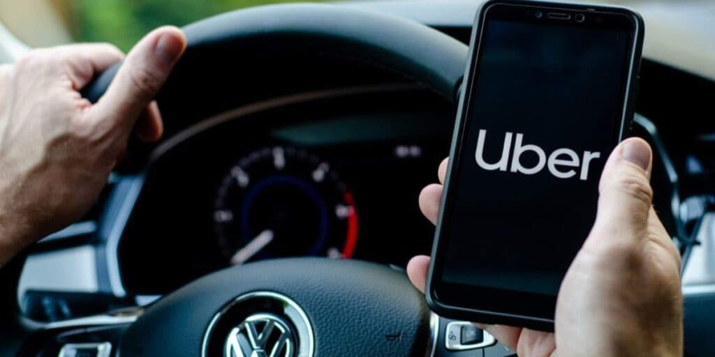 Uber trava batalha com app rival, EXIGE derrubada imediata e passageiros estão furiosos com descoberta