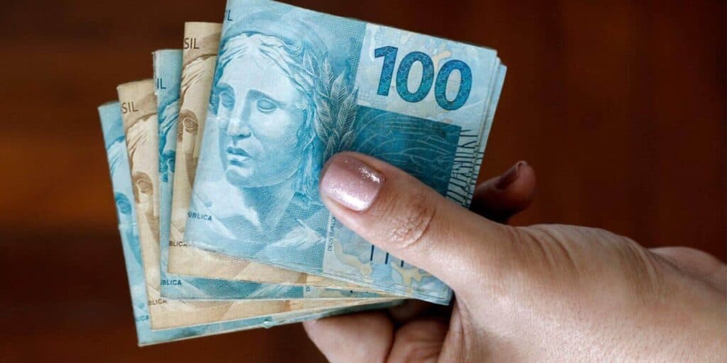 Confirmado HOJE (14): Governo acaba de anunciar pagamento de auxílio de R$ 700 e R$ 2,5 mil aos brasileiros