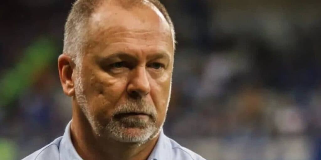 Martelo batido e contrato até 2026: Mano Menezes decide assinar com gigante do futebol e documento é assinado