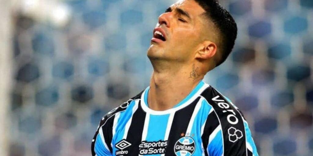 R$ 1,5 milhão por mês e jogador de Copa do Mundo: Substituto de Suaréz é confirmado no Grêmio e nome CHOCA