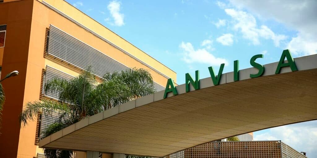 Risco e equipamentos enferrujados: O restaurante interditado com urgência pela ANVISA após descoberta