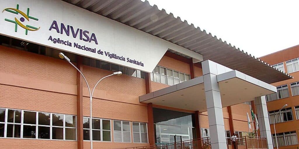 Risco grave aos rins e ao fígado: Fruta muito consumida no Brasil tem a venda PROIBIDA pela ANVISA