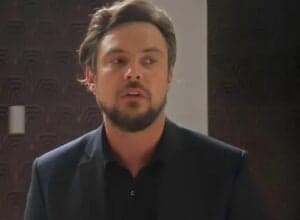 Átila (Sergio Guizé) em Elas por Elas (Foto: Reprodução / Globo)