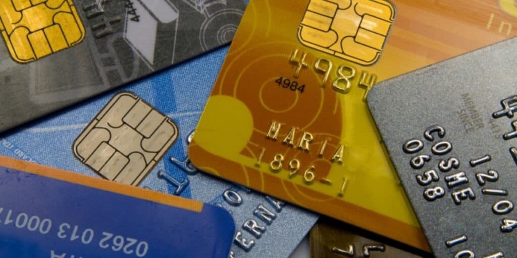 Nova lei traz a MUDANÇA mais aguardada pelos endividados e pra quem usa cartão de crédito HOJE (28)