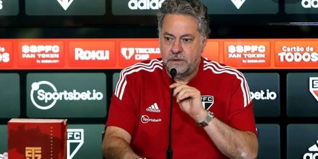 Confirmado: Meia acima da média é a 8° saída do São Paulo e está de malas prontas rumo a Europa