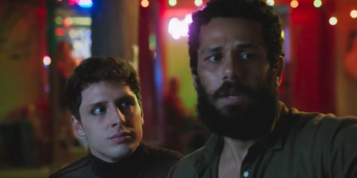 Kelvin (Diego Martins) e Ramiro (Amaury Lorenzo) em "Terra e Paixão" (Foto: Reprodução/TV Globo)