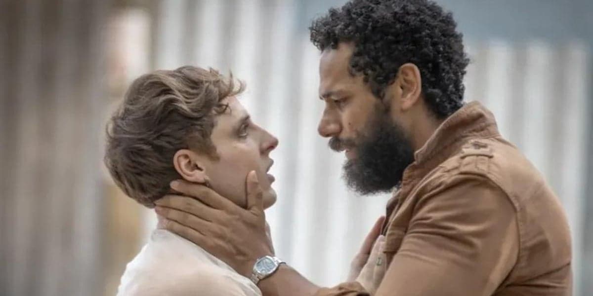 Kelvin (Diego Martins) e Ramiro (Amaury Lorenzo) em "Terra e Paixão" (Foto: Reprodução/TV Globo)