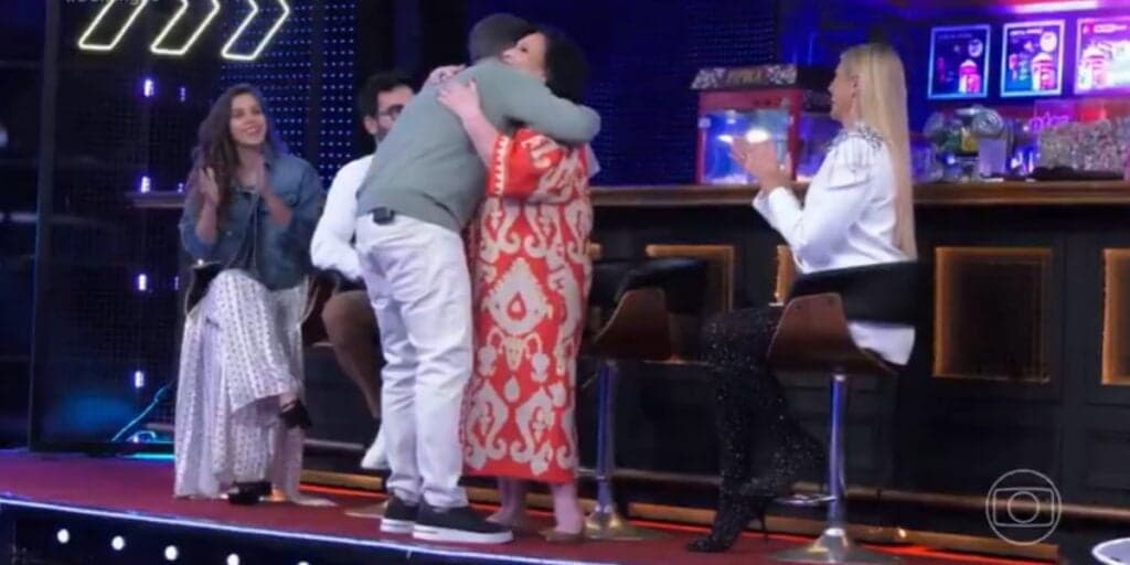 Com choro e plateia arrasada, Luciano Huck é obrigado a acudir famosa e Domingão explode: Audiências 17/9
