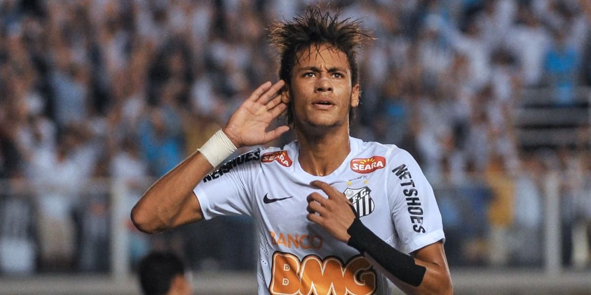 Neymar atuando com a camisa do Santos em 2011 - Foto: Divulgação Getty Images