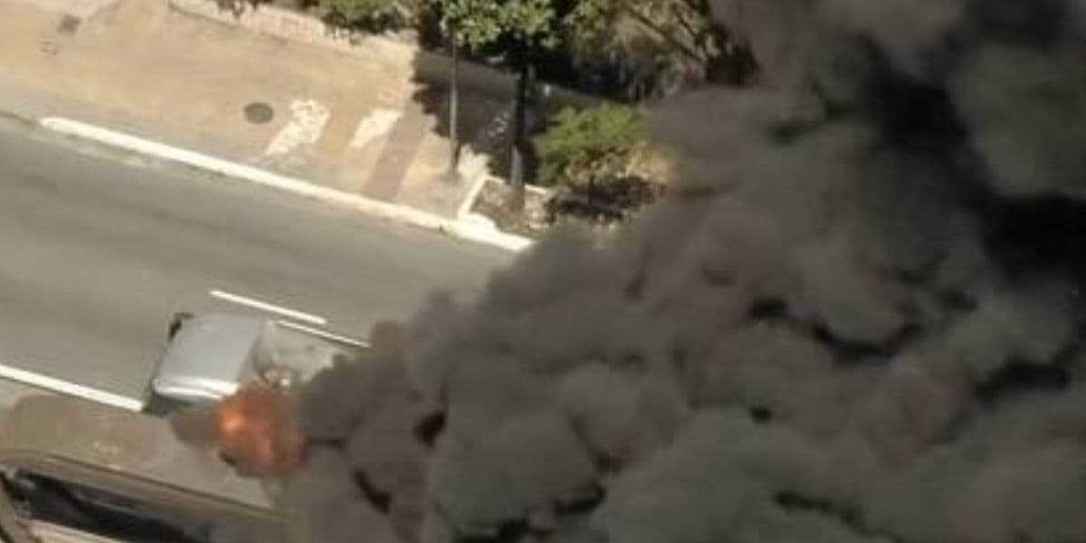 Ônibus pega fogo em São Paulo (Foto: Reprodução / R7)