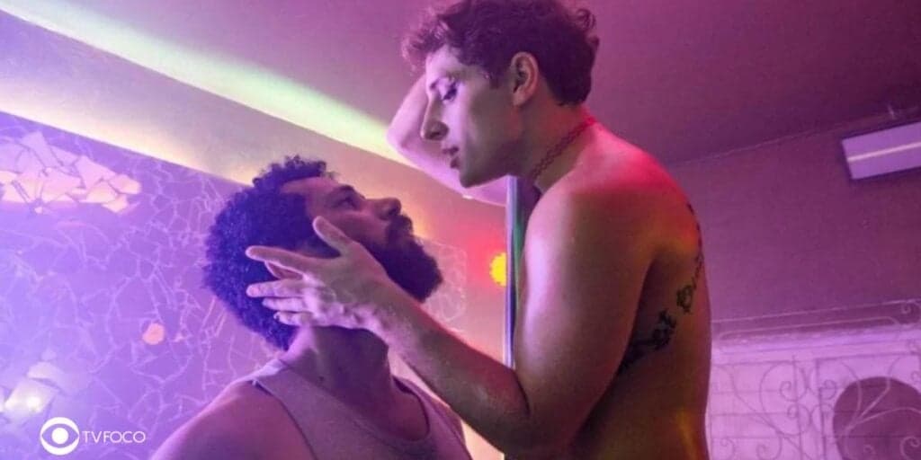 Terra e Paixão - Kelvin não resiste e cai duro ao ver o tamanho da 'anaconda' de Ramiro pela primeira vez