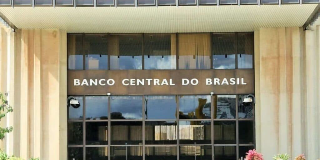 Adeus cartão de crédito e débito automático: Mudança CRUCIAL do Banco Central cai como bomba a todos os bancos