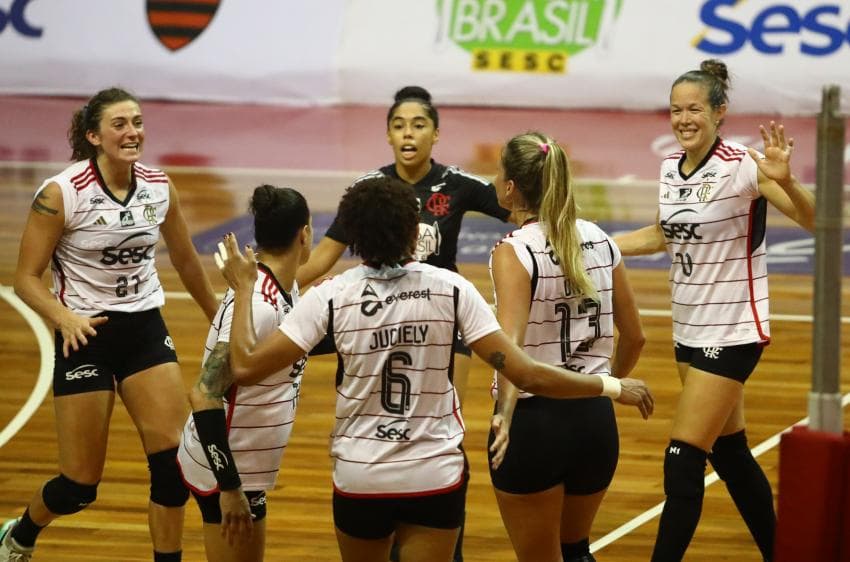 http://tvfoco.uai.com.br/wp-content/uploads/2015/05/Daniela-Mercury.jpg