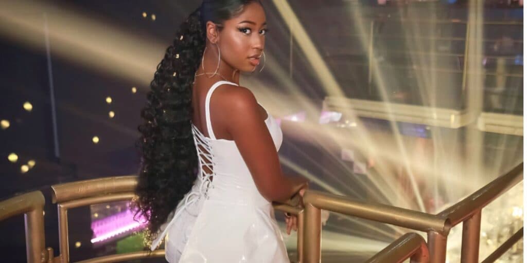 Carol Roberto lança clipe de "Invisível" na sua festa de 18 anos