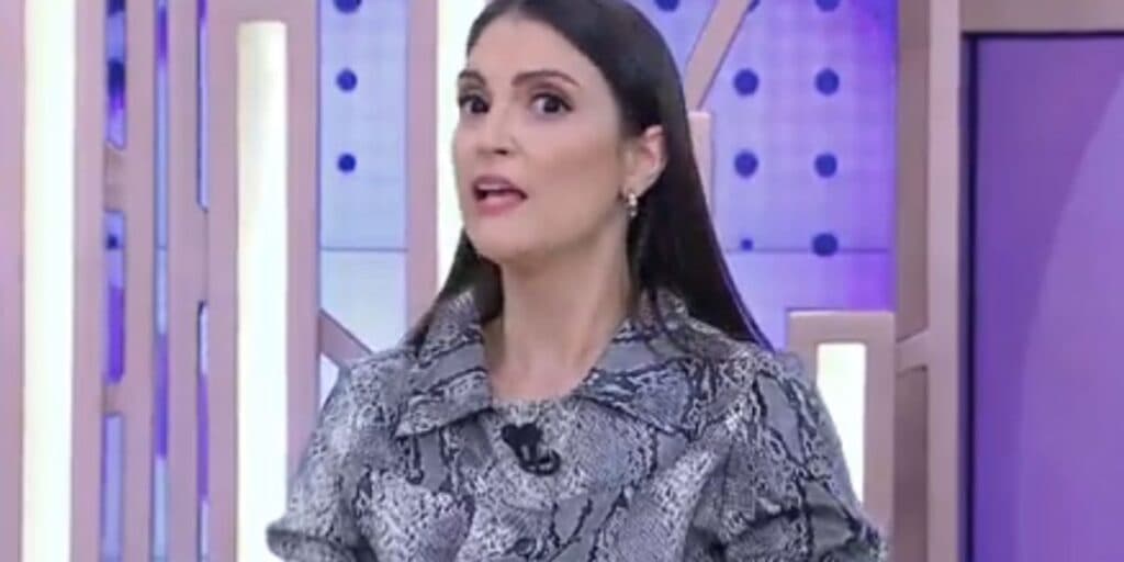 "Na menopausa, sem libido": Chris Flores perde o chão com fala escandalosa ao vivo no SBT