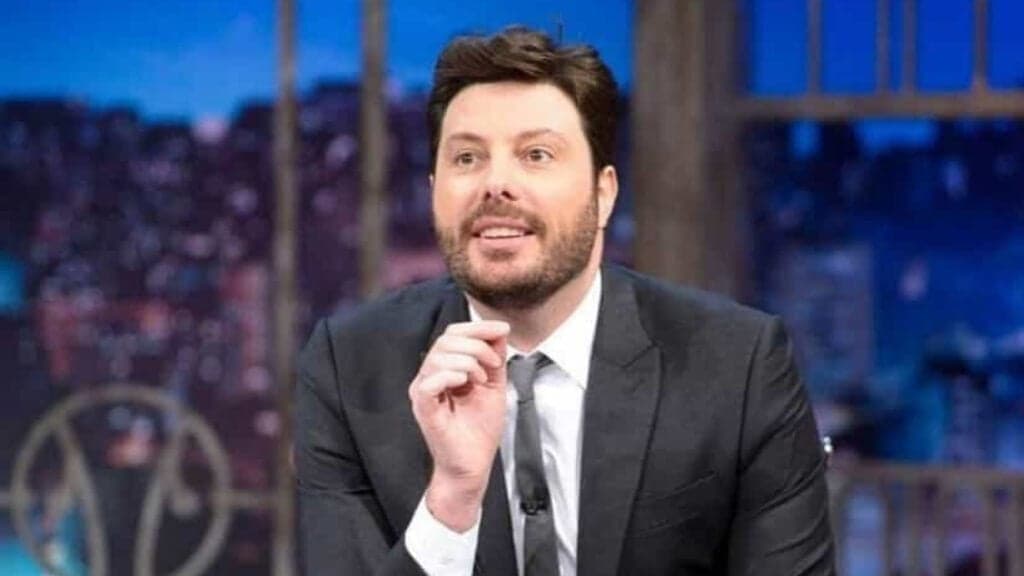Danilo Gentili vive relação discreta e flagra raro entrega identidade de grande amor