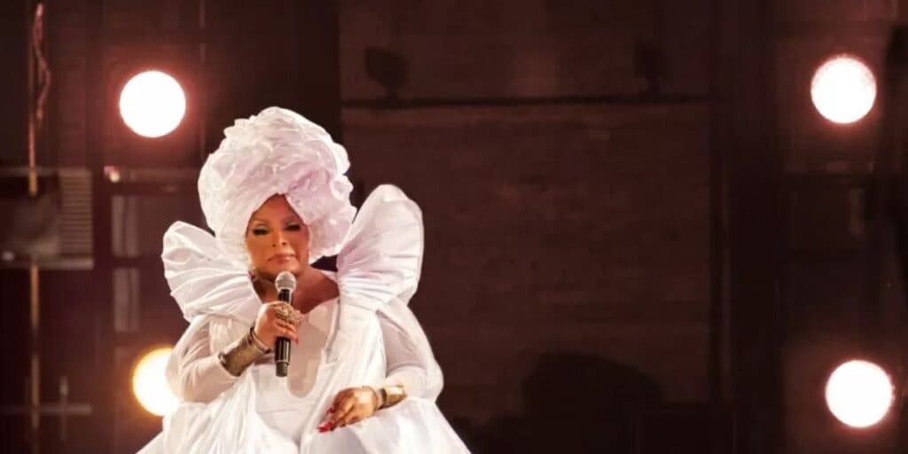 Especial Elza ao Vivo no Municipal traz 15 clássicos de sua carreira, gravados no Theatro Municipal de São Paulo, além de depoimentos de grandes amigos da cantora