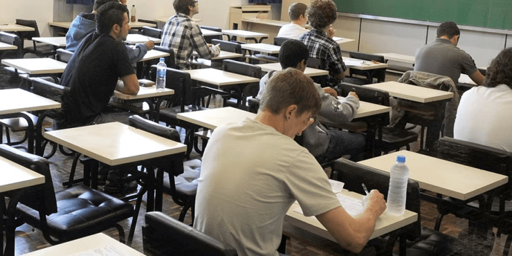 Em vigor: Nova lei acaba de ser aprovada nas escolas e atinge em cheio milhares de estudantes