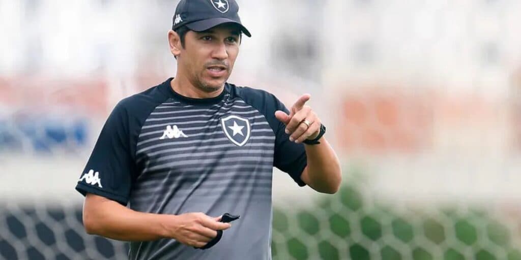 Saiu HOJE (10/10): Situação de Lúcio Flávio uma semana após assumir o Botafogo acaba de ser confirmada